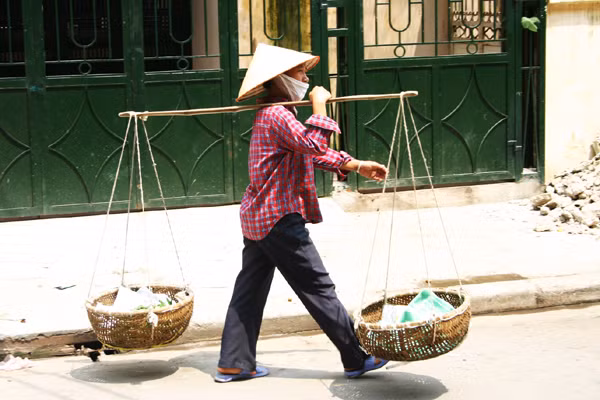 Những phụ nữ mưu sinh dưới nắng nóng đỉnh điểm 39 độ C ảnh 7