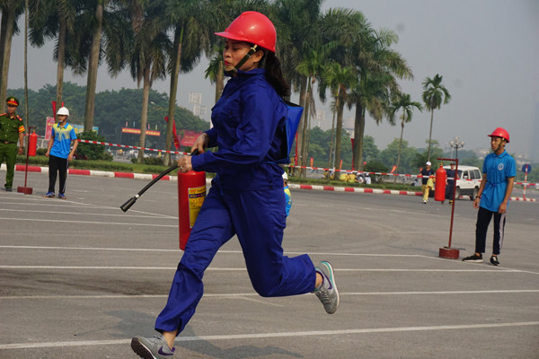 Những khoảnh khắc xử lý nhanh trong cuộc thi chữa cháy ảnh 5