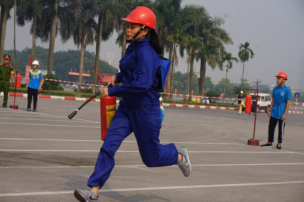 Những khoảnh khắc xử lý nhanh trong cuộc thi chữa cháy ảnh 5