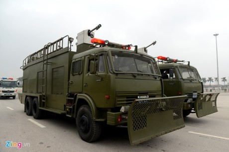 Dàn xe chống khủng bố tham gia bảo vệ Đại hội Đảng