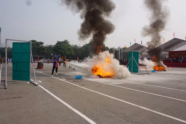 Những khoảnh khắc xử lý nhanh trong cuộc thi chữa cháy ảnh 9