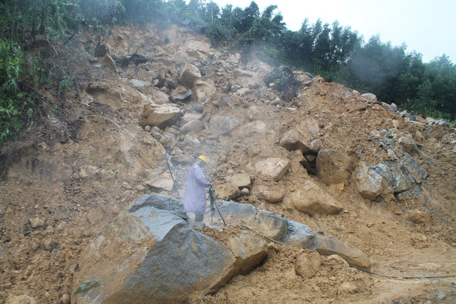 Một số vị trí có thể tiếp tục xảy ra sạt lở gây nguy hiểm cho người dân qua lại