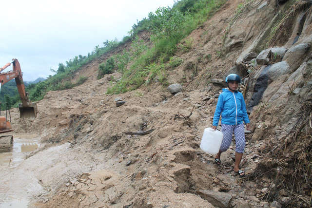 Người dân xã Trà Xinh chấp nhận nguy hiểm đi qua đoạn đường đầy bùn đất