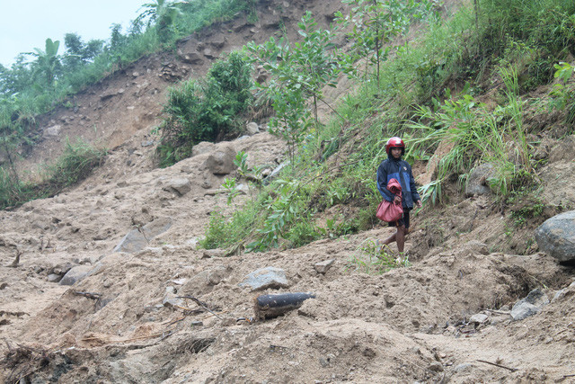 Đoạn đường từ trung tâm huyện Tây Trà đi xã Trà Xinh bị chia cắt hoàn toàn do sạt lở