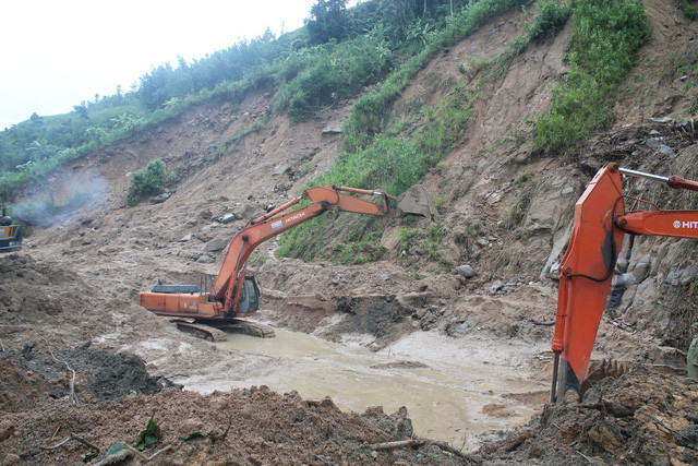 Phương tiện cơ giới khắc phục sạt lở để khai thông tuyến đường trong thời gian sớm nhất