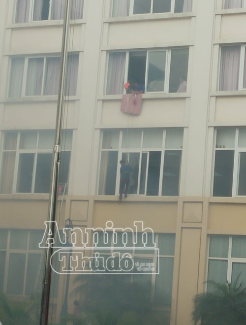 Một người dân được Cảnh sát PCCC hỗ trợ thoát nạn bằng dây Một người dân được Cảnh sát PCCC hỗ trợ thoát nạn bằng dây