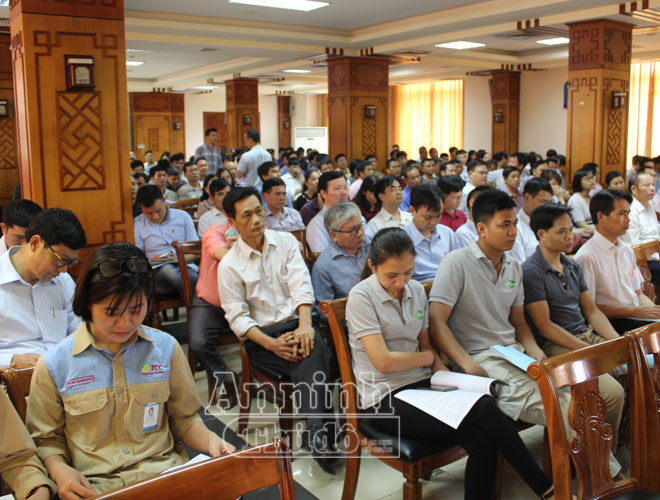 Tại buổi tập huấn, các học viên tham gia được nghe khái quát chung tình hình cháy nổ của cả nước, các nguyên nhân, lỗi xuất phát chủ quan mà đa số người dân mắc phải trong sử dụng điện, gas, các chất dễ cháy... Tại buổi tập huấn, các học viên tham gia được nghe khái quát chung tình hình cháy nổ của cả nước, các nguyên nhân, lỗi xuất phát chủ quan mà đa số người dân mắc phải trong sử dụng điện, gas, các chất dễ cháy...