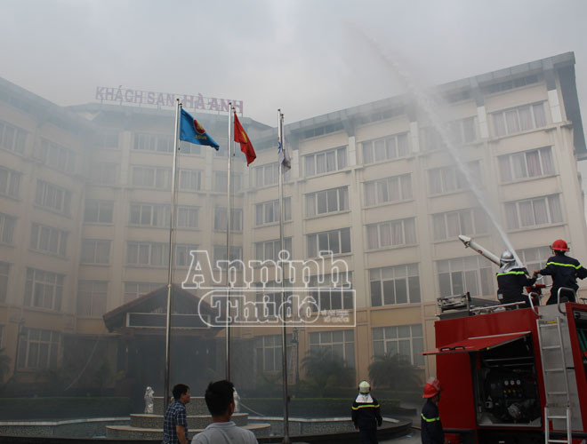 Sau phần lý thuyết, các học viên được tham gia vào cuộc diễn tập quy mô, với tình huống giả định là xuất hiện đám cháy trên tầng 3 của khách sạn Hà Anh. Lúc này, tại tầng 2, 3 và 5 đang có nhiều người mắc kẹt. Sau phần lý thuyết, các học viên được tham gia vào cuộc diễn tập quy mô, với tình huống giả định là xuất hiện đám cháy trên tầng 3 của khách sạn Hà Anh. Lúc này, tại tầng 2, 3 và 5 đang có nhiều người mắc kẹt.