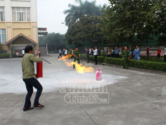 Sự kết hợp cả lý thuyết và thực tế đã giúp người dân nhanh chóng nắm bắt được các quy trình chữa cháy, thoát nạn, nâng cao ý thức phòng ngừa. Sự kết hợp cả lý thuyết và thực tế đã giúp người dân nhanh chóng nắm bắt được các quy trình chữa cháy, thoát nạn, nâng cao ý thức phòng ngừa.