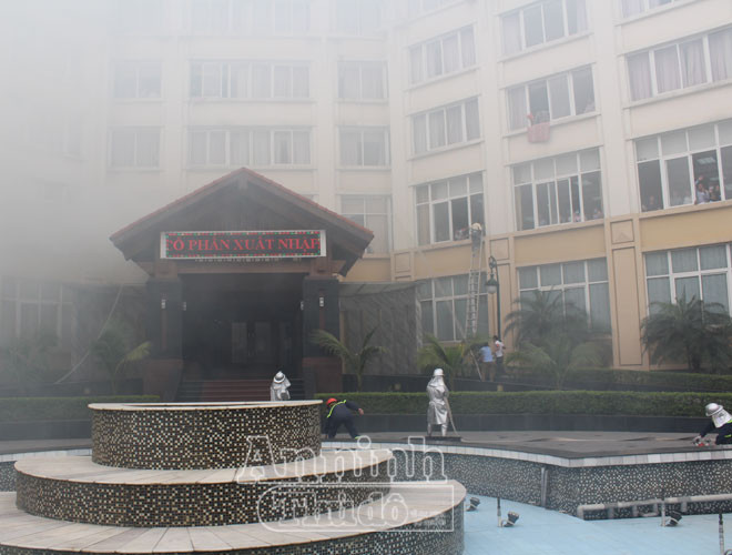 Nhận được tin báo cháy, Phòng CS PC&CC số 5 đã đến hiện trường tổ chức chữa cháy và hướng dẫn thoát nạn Nhận được tin báo cháy, Phòng CS PC&CC số 5 đã đến hiện trường tổ chức chữa cháy và hướng dẫn thoát nạn