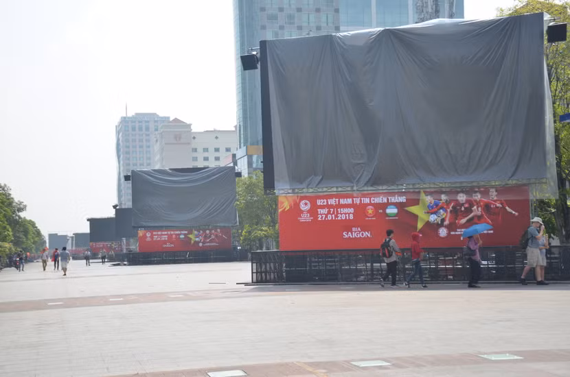 Hơn 10 màn hình cao 7m, dài 12,5 m trên phố đi bộ Nguyễn Huệ để người dân và du khách theo dõi. Ngoài ra, ban tổ chức còn mời bình luận viên, cựu cầu thủ đến bình luận, nhận định trận đấu để phục vụ người hâm mộ.