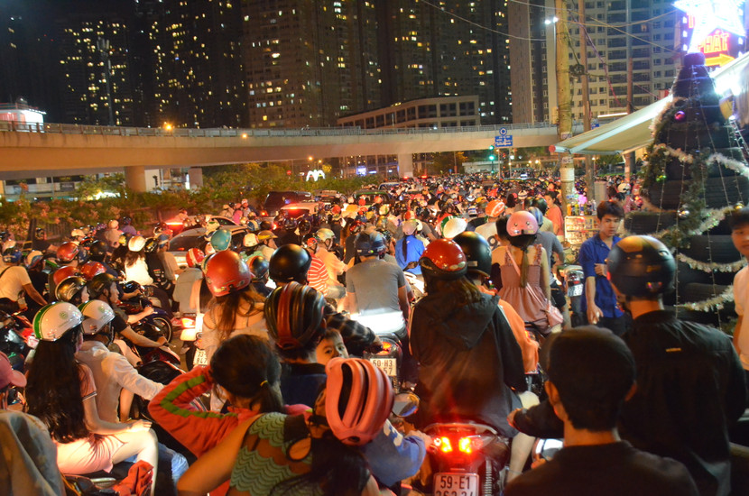 Người dân chen lấn ra về sau màn bắn pháo hoa chào đón năm mới 2018 ở cầu Thủ Thiêm, quận 2.