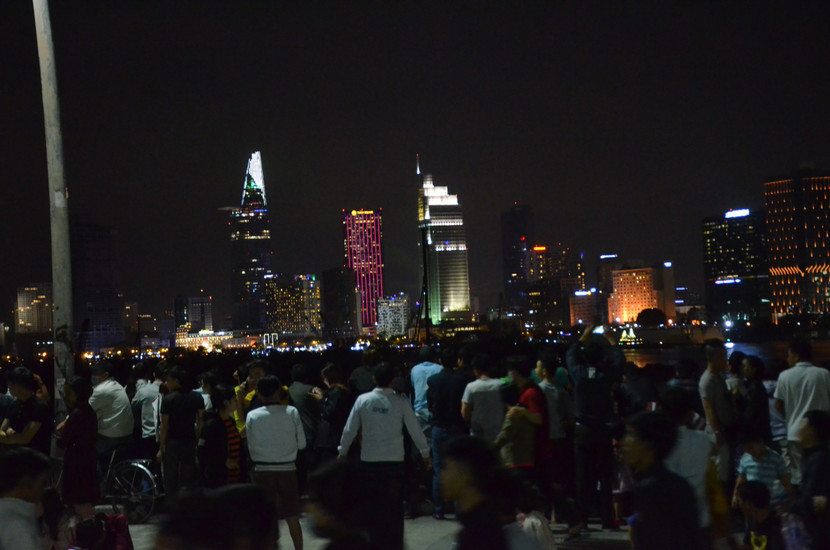 Mọi người hướng mắt về phía bắn pháo hoa cùng nhau đếm ngược chào đón năm mới trên cầu Thủ Thiêm, quận 2.