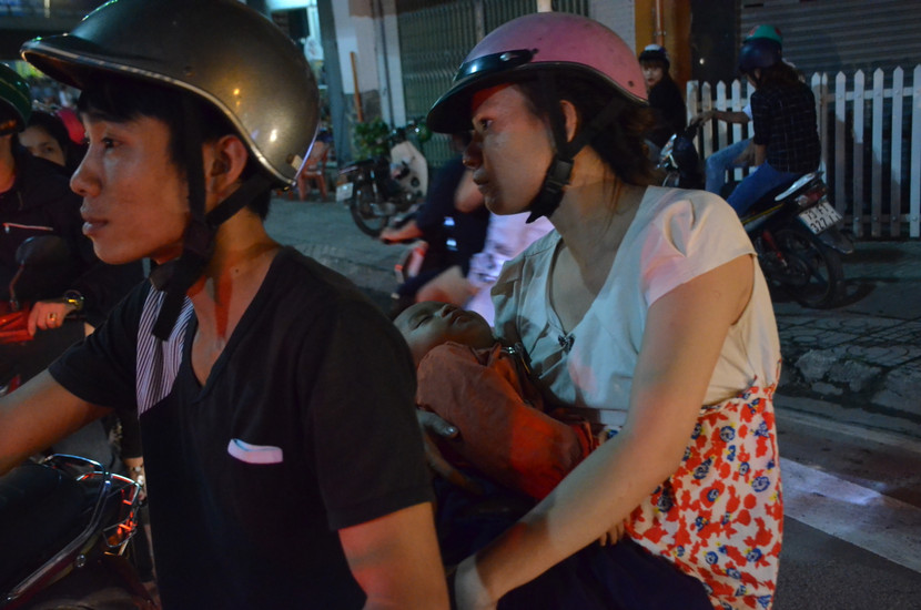 Người dân mệt mỏi chen chúc trong dòng xe cộ để tìm đường thoát khỏi dòng người để về nhà sau