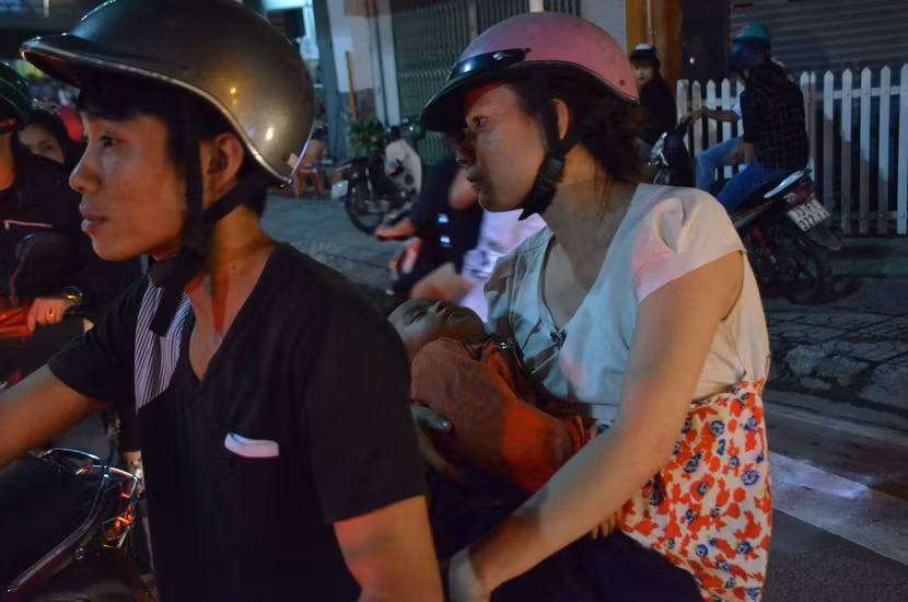 Người dân mệt mỏi chen chúc trong dòng xe cộ để tìm đường thoát khỏi dòng người để về nhà sau