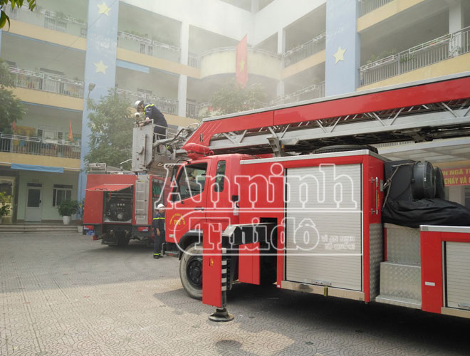 Xe thang cứu hộ của Cảnh sát PC&CC số 2, TP Hà Nội nhanh chóng được điều đến hiện trường