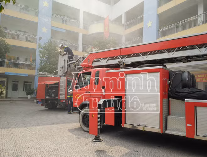 Xe thang cứu hộ của Cảnh sát PC&CC số 2, TP Hà Nội nhanh chóng được điều đến hiện trường