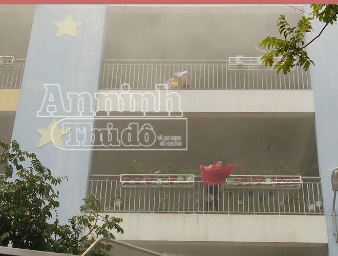 Xác định trên tầng 2 và 3 vẫn còn giáo viên và học sinh bị mắc kẹt, trong khi khói độc đã tỏa ra mù mịt...