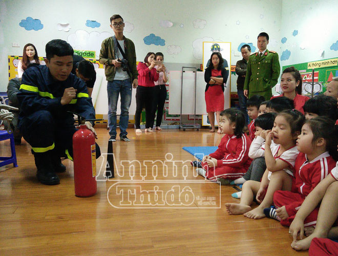 Các em được hướng dẫn về vai trò và tác dụng của bình cứu hỏa trong mỗi gia đình