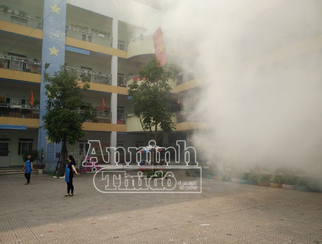 Các em học sinh và cô giáo được tham gia trực tiếp vào tình huống giả định khi xảy ra cháy trong nhà trường...