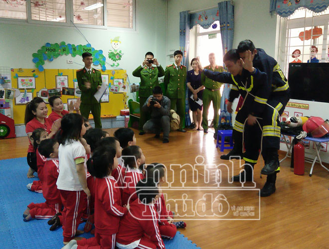 Các em học sinh lớp Mẫu giáo bé 1 được xem các chú Cảnh sát PCCC thực hiện thao tác cõng người bị nạn