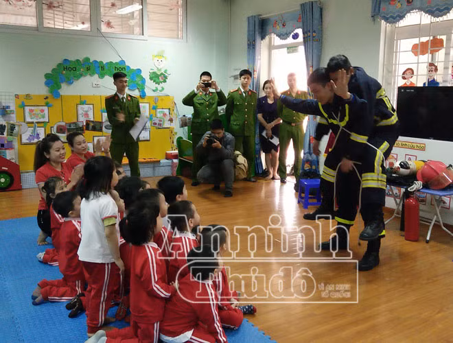 Các em học sinh lớp Mẫu giáo bé 1 được xem các chú Cảnh sát PCCC thực hiện thao tác cõng người bị nạn