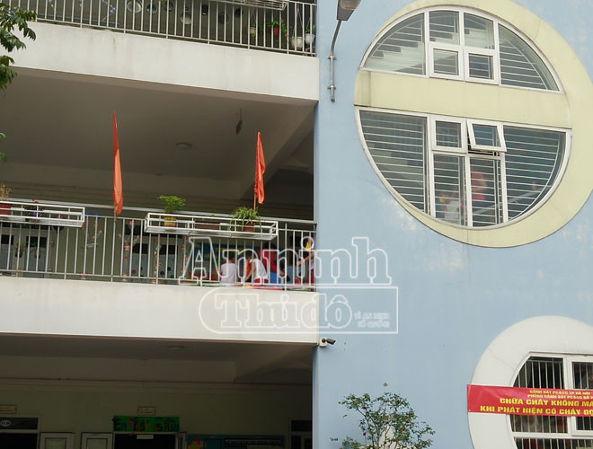 Khi chuông báo cháy vang lên, các lớp nhanh chóng tổ chức di chuyển xuống phía dưới...