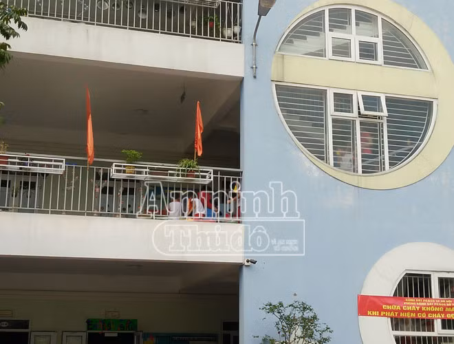 Khi chuông báo cháy vang lên, các lớp nhanh chóng tổ chức di chuyển xuống phía dưới...