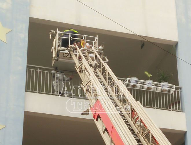 Cần cẩu vươn nhanh chóng tiếp cận vị trí người bị nạn, hỗ trợ đưa các em ra khỏi khu vực nguy hiểm.