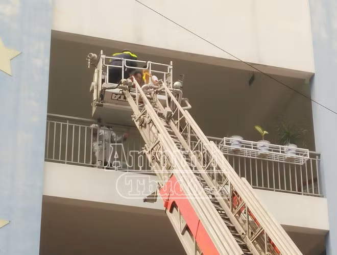 Cần cẩu vươn nhanh chóng tiếp cận vị trí người bị nạn, hỗ trợ đưa các em ra khỏi khu vực nguy hiểm.