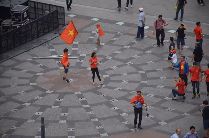 Từ rất sớm người dân đã có mặt tại phố đi bộ Nguyễn Huệ để chờ đến giờ phát sóng trực tiếp trận đấu chung kết giữa U23 Việt Nam - U23 Uzbekistan được diễn ra vào lúc 15h chiều 27-1.