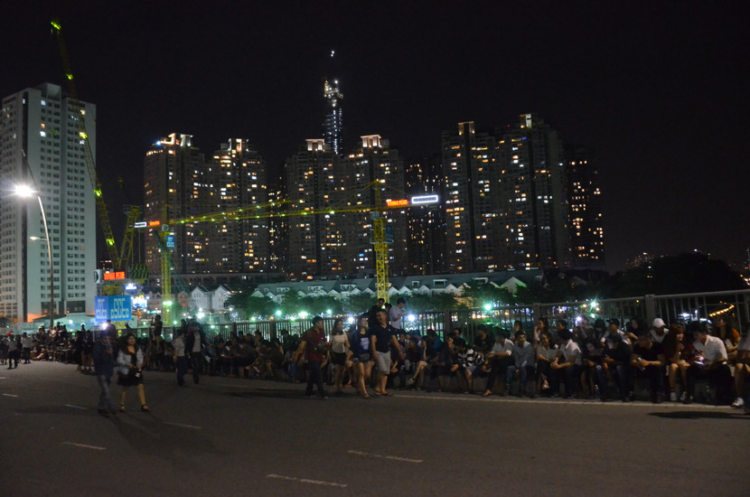 Người dân TP.HCM đi bộ xếp hàng dài tập trung trên cầu Thủ Thiêm để chờ bắn pháo hoa chào đón năm mới.