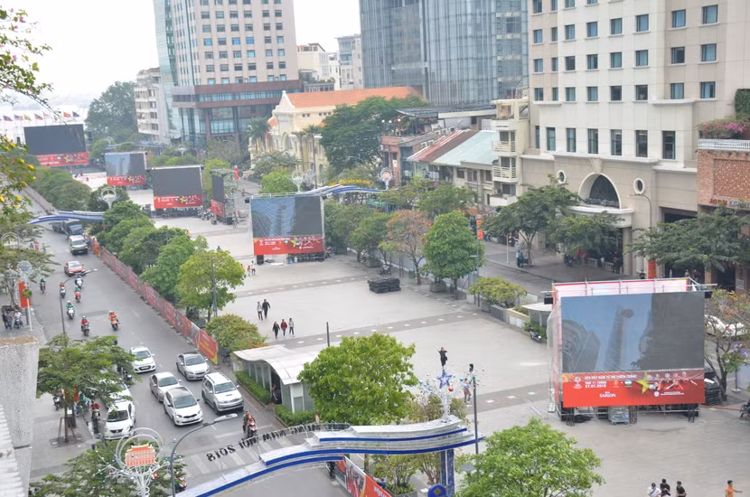 Các màn hình lớn được phân bố nhiều vị trí, kéo dài gần 700 m - từ tượng đài Bác Hồ đến giáp đường Tôn Đức Thắng, quận 1.