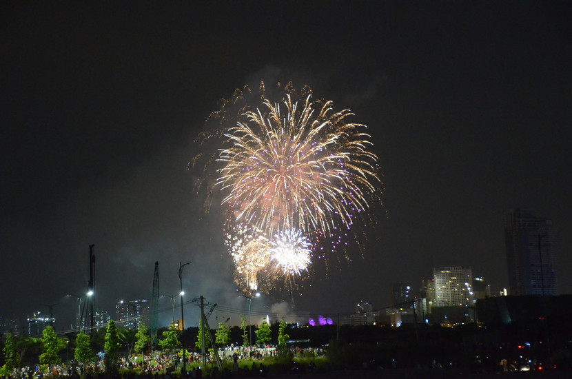 Người dân TP.HCM được chiêm ngưỡng màn pháo hoa đẹp lung linh hơn 15 phút.