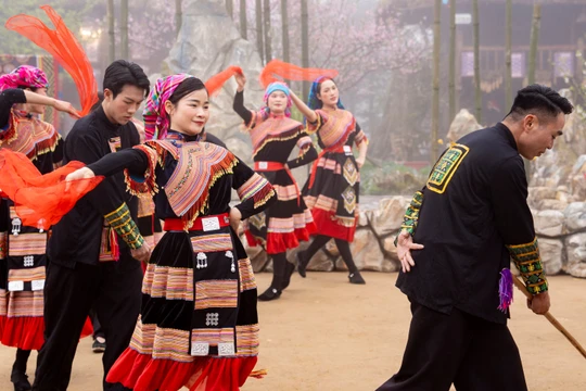 Hàng nghìn du khách hào hứng tham gia Hội xuân "Mở Cổng trời" ở Sa Pa