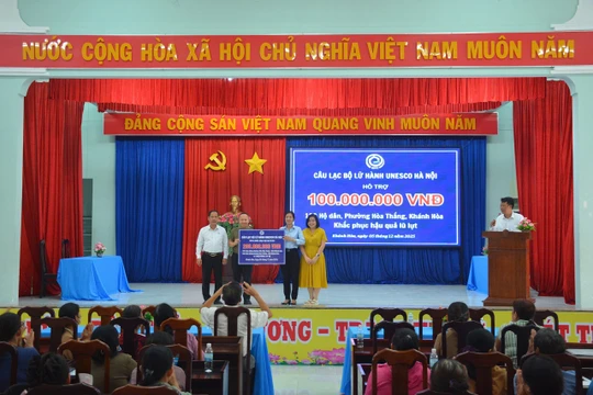 CLB Lữ hành UNESCO Hà Nội sẻ chia cùng đồng bào vùng lũ Nha Trang
