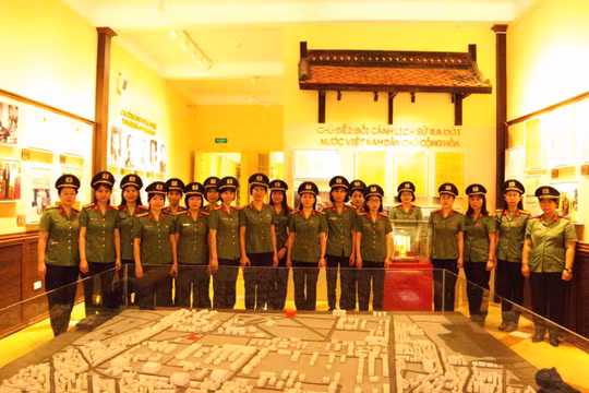 Hội phụ nữ Phòng Kỹ thuật nghiệp vụ tổ chức chương trình giáo dục truyền thống