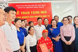 Trao tặng nhà cho nhà nghiên cứu Nguyễn Đình Tư 