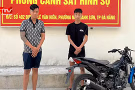 Phóng xe bạt mạng, múa kiếm gây náo loạn đường phố 