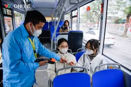 Đi xe buýt không chạm thẻ khi xuống có thể bị tính cước toàn tuyến 