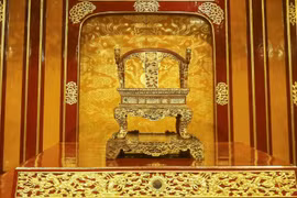 Sau 1 năm bị xâm hại, ngai vua triều Nguyễn vẫn chưa được phục chế 