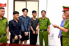 Bắt khẩn cấp 3 thanh niên dùng mũ bảo hiểm đánh người ở TP.HCM