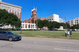 Đến nơi Tổng thống John F. Kennedy bị ám sát ở Dallas 