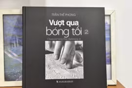 Nhiếp ảnh gia Trần Thế Phong ra mắt sách ảnh về nghị lực của học sinh khiếm thị 
