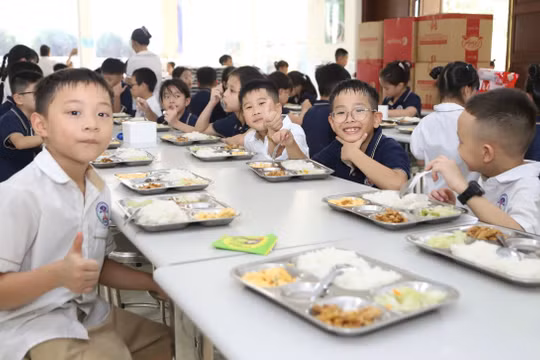Lắng nghe ý kiến học sinh đối với bữa ăn bán trú của năm học mới