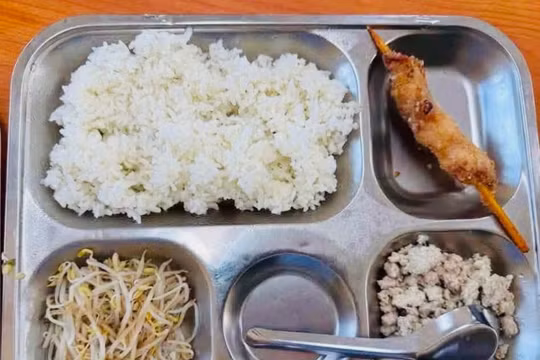 Bữa ăn bán trú lèo tèo, đơn vị cung cấp bị thay thế ngay sau ngày đầu tiên