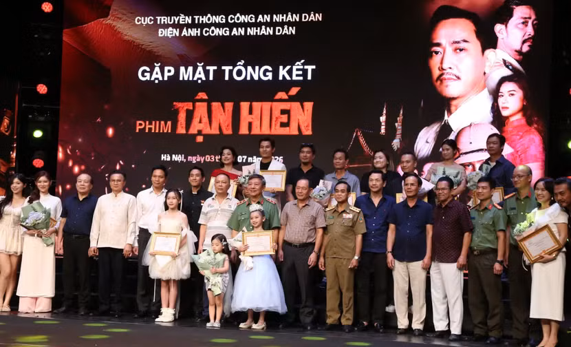 Cục trưởng Đỗ Triệu Phong cùng các đại biểu khách mời, đoàn phim tại lễ tổng kết phim "Tận hiến".