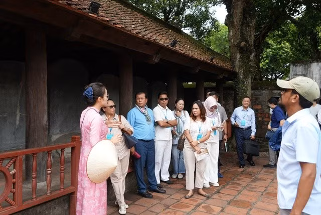 Đoàn đại biểu tham quan Di tích quốc gia đặc biệt Văn Miếu - Quốc Tử Giám.
