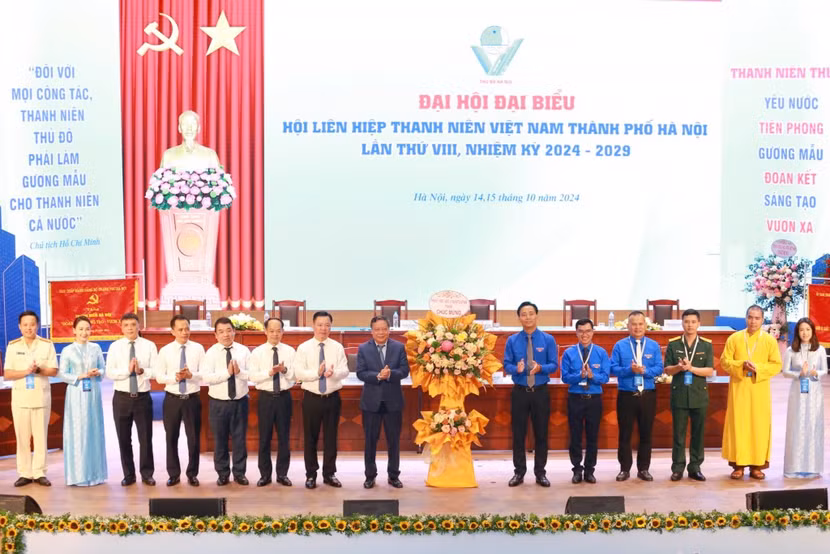 Đồng chí Nguyễn Văn Phong, Phó Bí thư Thành ủy Hà Nội cùng các đại biểu tặng hoa chúc mừng Đại hội đại biểu Hội LHTN Việt Nam TP Hà Nội lần thứ VIII, nhiệm kỳ 2024 - 2029 Đồng chí Nguyễn Văn Phong, Phó Bí thư Thành ủy Hà Nội cùng các đại biểu tặng hoa chúc mừng Đại hội đại biểu Hội LHTN Việt Nam TP Hà Nội lần thứ VIII, nhiệm kỳ 2024 - 2029