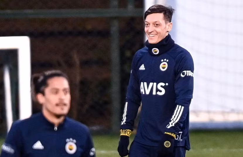 Ozil vui vẻ tại Fenerbahce